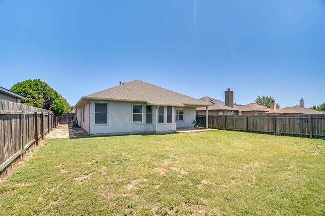 Building Photo - 1013 Lantana Ln