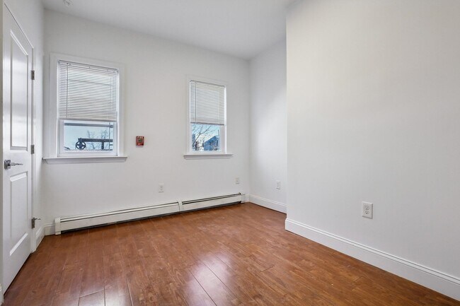 Building Photo - 76 Hutton St