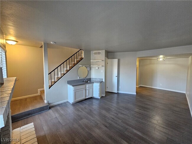 Building Photo - 3749 Carlyle Dr