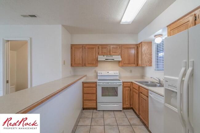 Building Photo - Charming 2 Bedroom Townhome