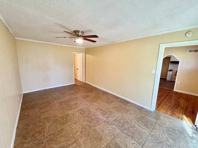 Building Photo - 5502 Santa Monica St