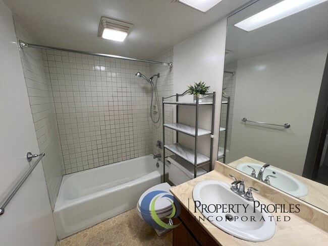 Building Photo - Country Club Plaza - 1 Bedroom 1 Bath 1 Pa...