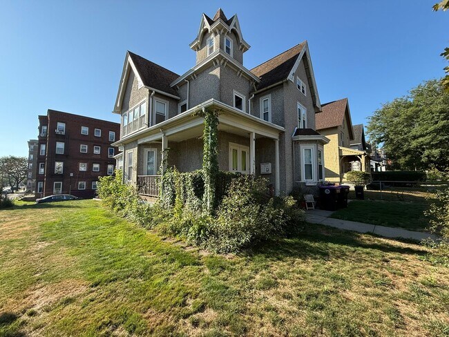 Building Photo - 180 Pine St