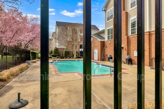 Building Photo - 4854 Eisenhower Ave