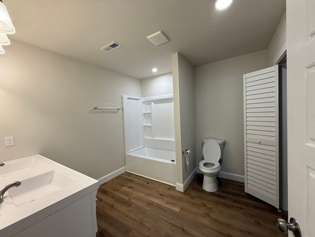 Building Photo - Modern Comfort & Convenient Living