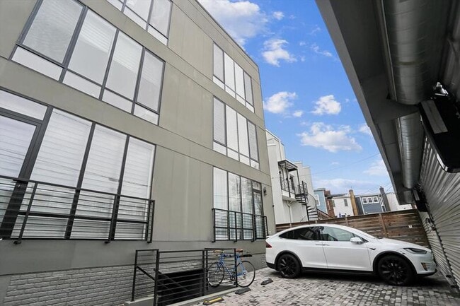 Building Photo - 517 Montana Ave NE