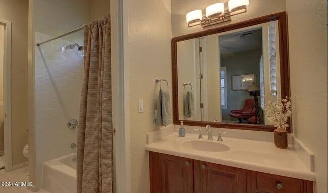 Building Photo - 1223 E Moss St