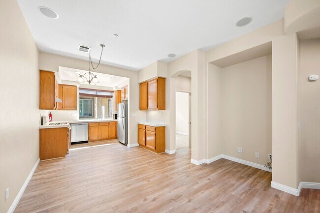 Building Photo - Mission Valley 3 Bedroom Townhome at Escal...