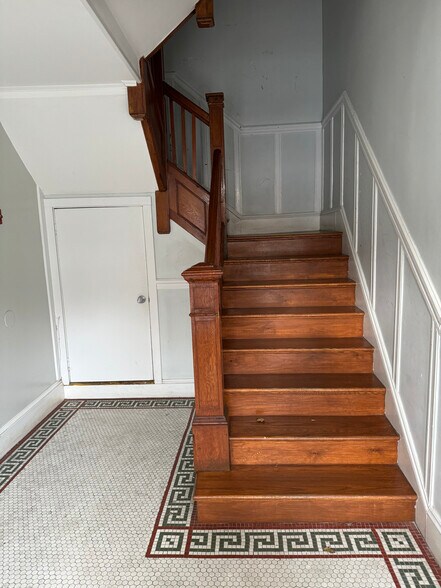 Building Photo - 72 Strathmore Rd