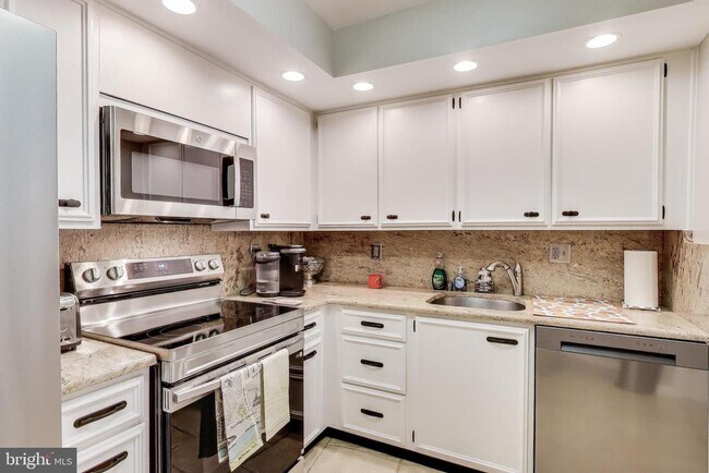 Building Photo - 1101 S Arlington Ridge Rd