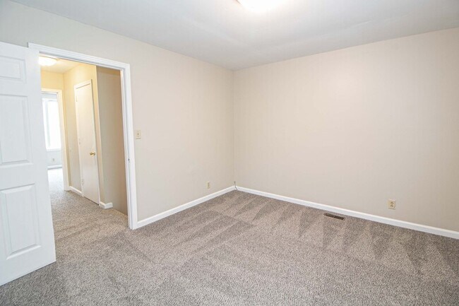 Building Photo - 814-F Golfview Place