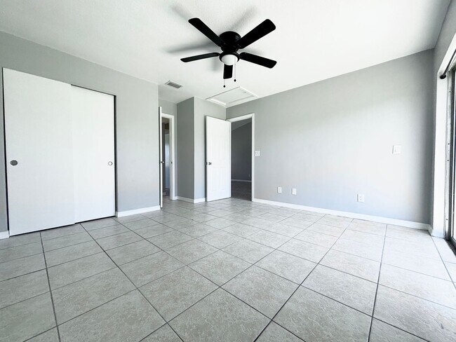 Building Photo - 4133/4135 SW 7th Pl Duplex