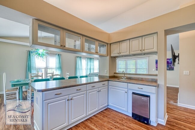 Building Photo - RARE AVAILABLE SUMMER RENTAL MAY-OCTOBER