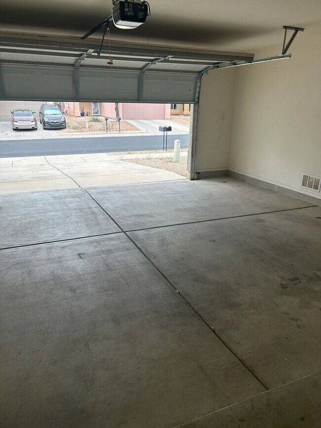 Building Photo - Save with SOLAR Unfurnished  1 loft -  2 c...