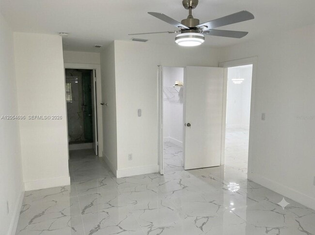 Building Photo - 400 Club Cir