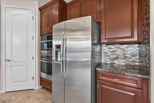 Building Photo - 127 Rockcreek Dr