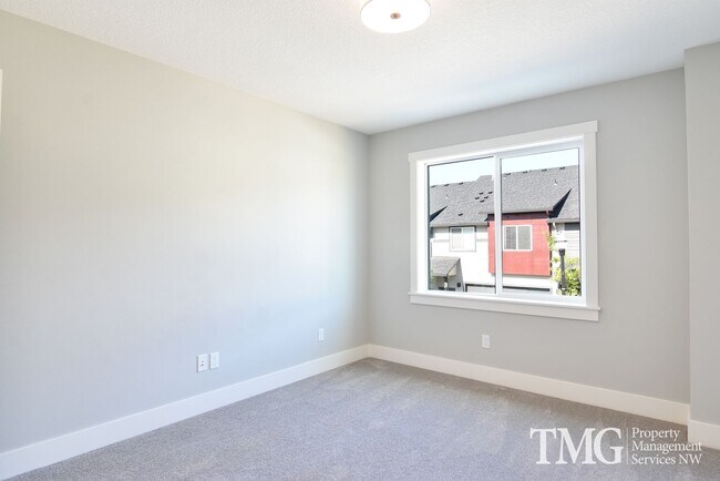Building Photo - AmazingTownhome with Stunning Finishes! 1900+ Sq Ft, Fenced Yard!