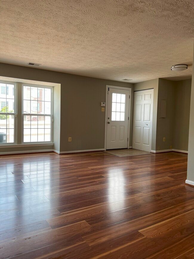 Building Photo - 561 Cascade Way