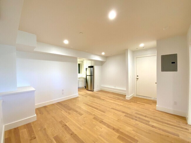 Building Photo - REMODELED 1BR in Haight! Yard Access. IN-UNIT LAUNDRY! DISHWASHER!
