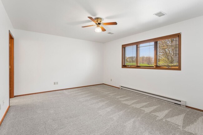 Building Photo - 650/652 Millbrook Drive