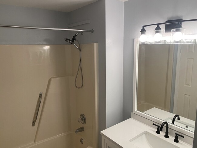 Building Photo - 423 Harbour Point