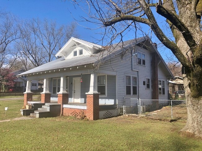 Building Photo - 3 Bedrooms 1 Bath