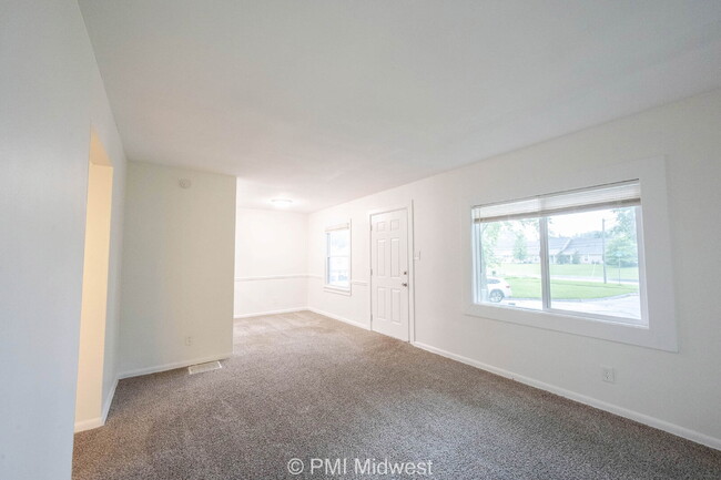 Building Photo - "Cozy 2-Bedroom Gem in Indianapolis – Your...