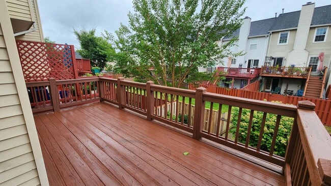Building Photo - Kingstowne Townhome with Deck and Fenced Yard