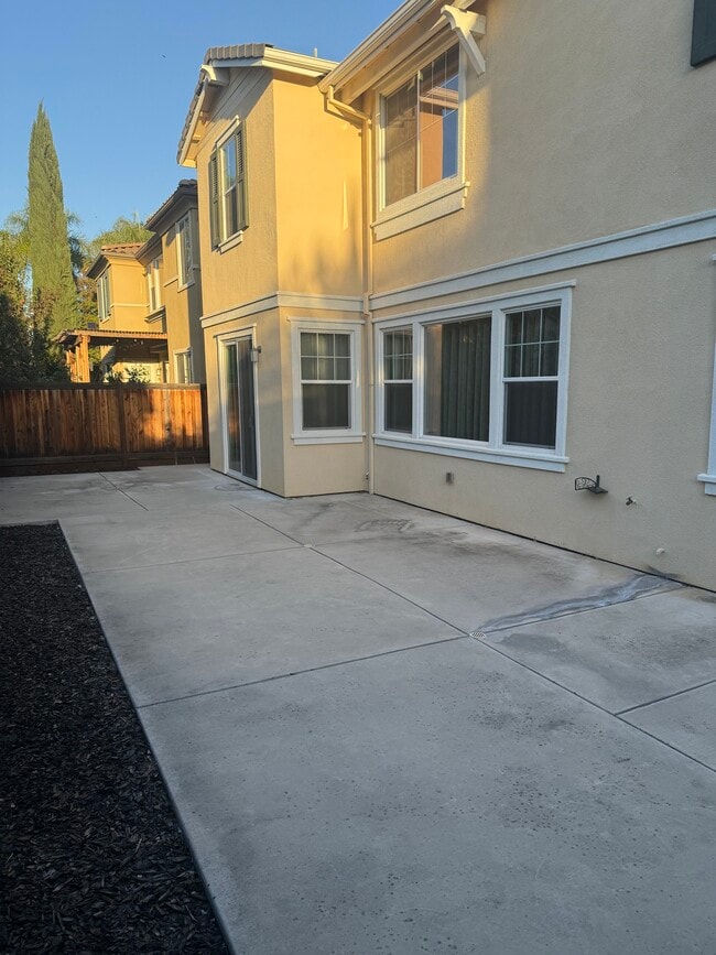 Building Photo - 305 MacArthur Way