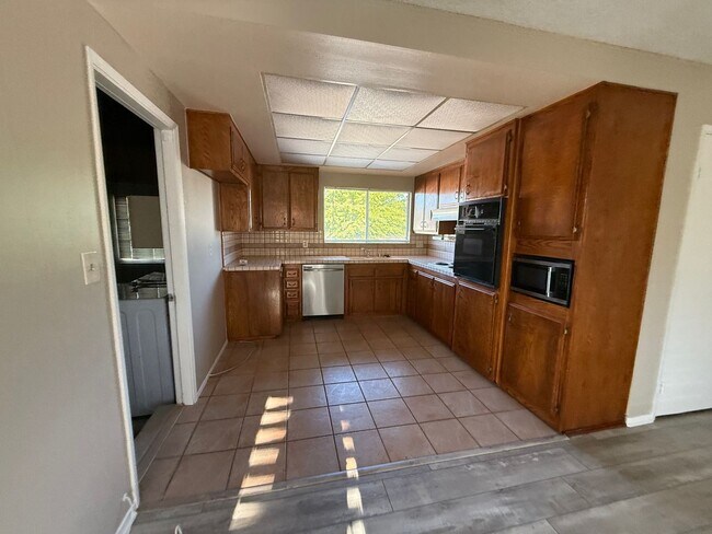 Building Photo - Victorville Green Tree Home- Refurbished 4 Bedrooms, 2 Bathrooms, New Paint,