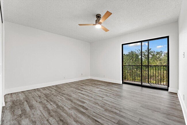 Building Photo - 200 Jacaranda Country Club Dr