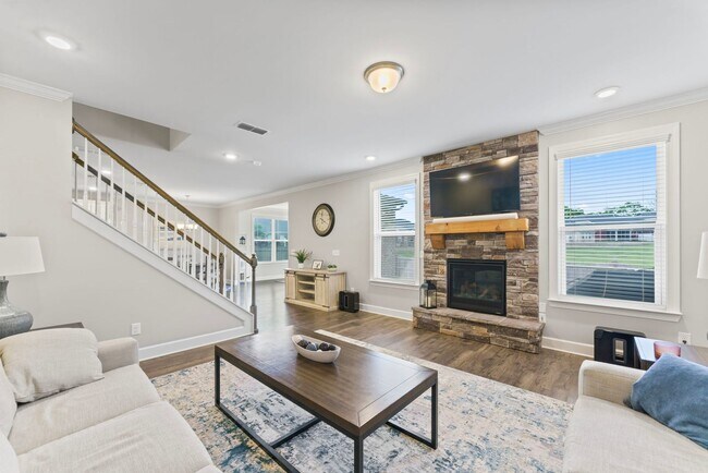 Building Photo - **LIKE-NEW UPGRADED HOME WITH FENCED YARD ...