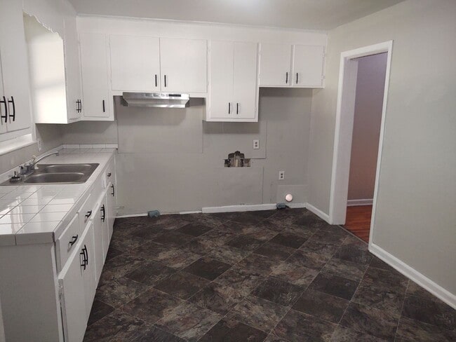 Building Photo - 3 bedroom 1 bath house- pet friendly available now