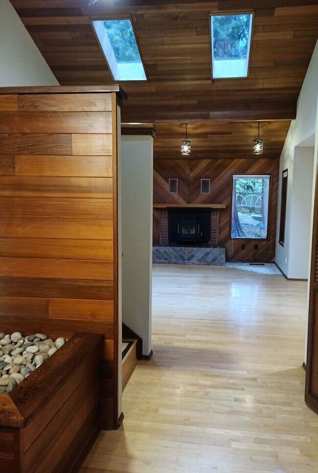 Building Photo - 3 Bedroom 2.5 Bath