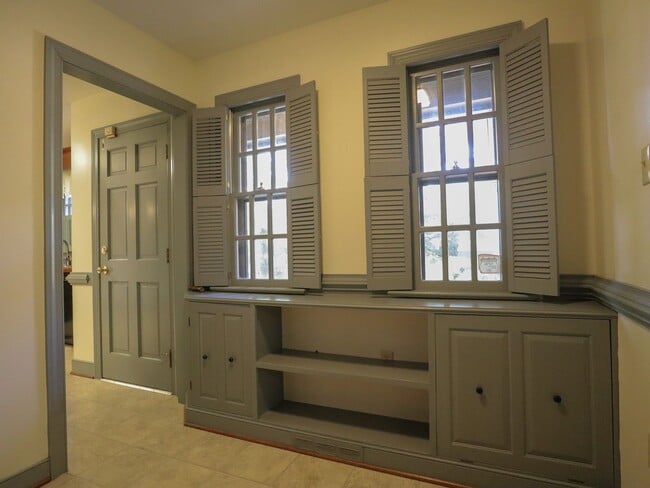 Building Photo - Beautiful home for rent minutes from the J...