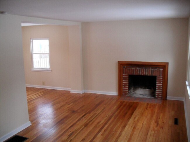 Building Photo - **3-BEDROOM HOME W/ ATTACHED GARAGE IN BEECHWOLD!!**