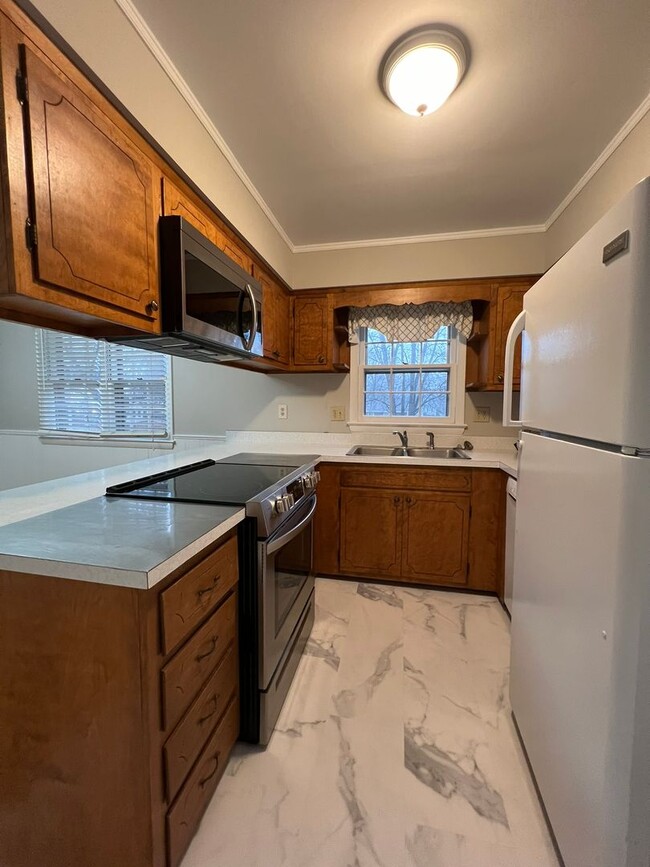 Building Photo - SWEET RAISED RAMBLER IN QUITE NEIGHBORHOOD