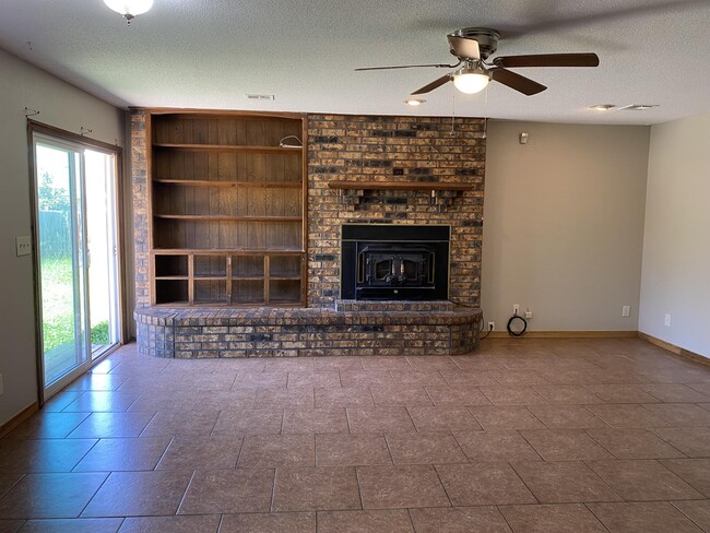 Building Photo - 429 E Hillcrest Ln