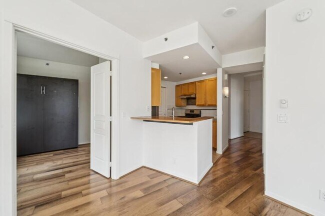 Building Photo - 2 bedroom in Seattle WA 98121