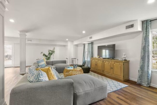 Building Photo - 3516 Southmore Blvd