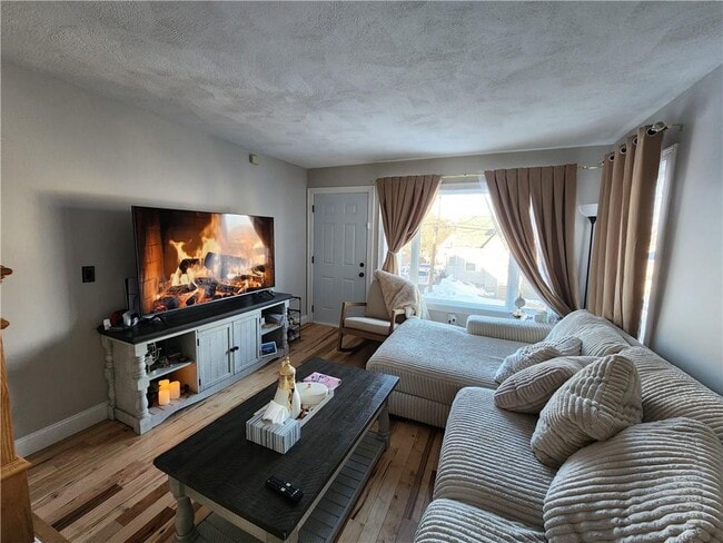 Building Photo - 198 Sunbury St