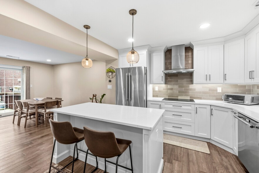 Building Photo - 4880 Chevy Chase Dr