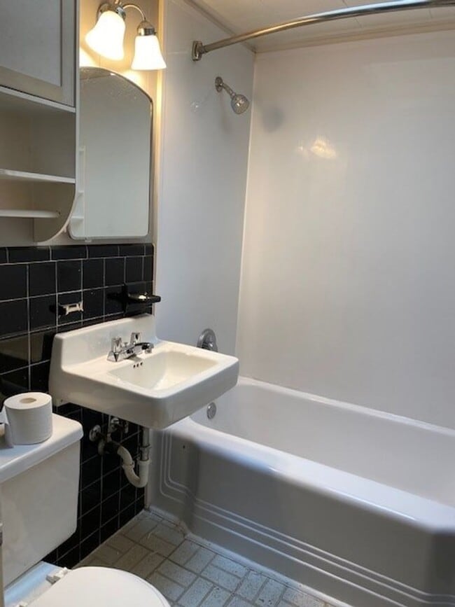 Building Photo - 2302 Kensington St