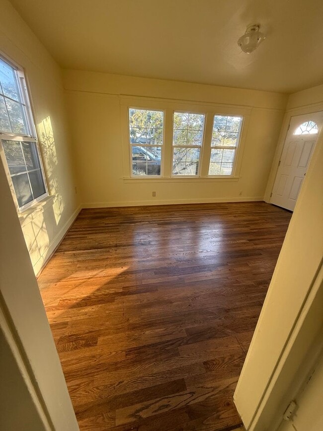 Building Photo - 1 bedroom cottage for rent (plus detached ...