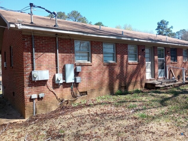 Building Photo - 2 Bedroom 1 bathroom