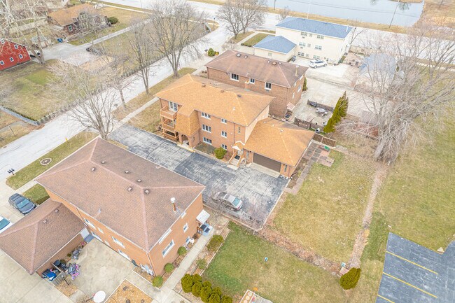 Building Photo - 11111 S Helena Dr
