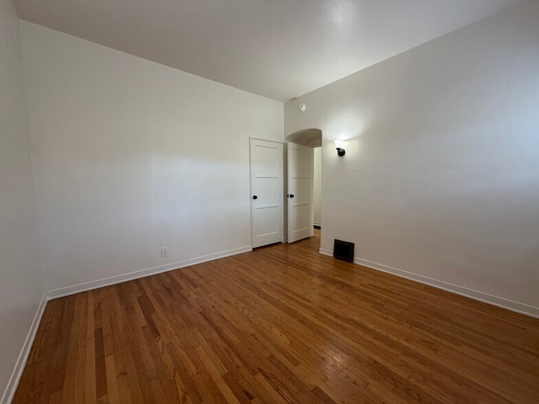 Building Photo - 1156 E Orange Grove Blvd