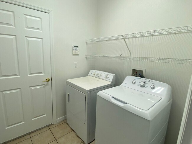 Building Photo - Pool Home for Rent