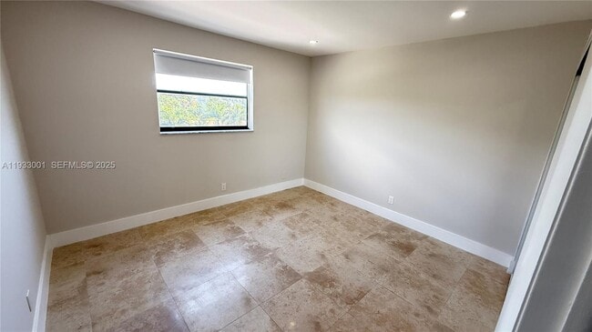 Building Photo - 500 NE 2nd St