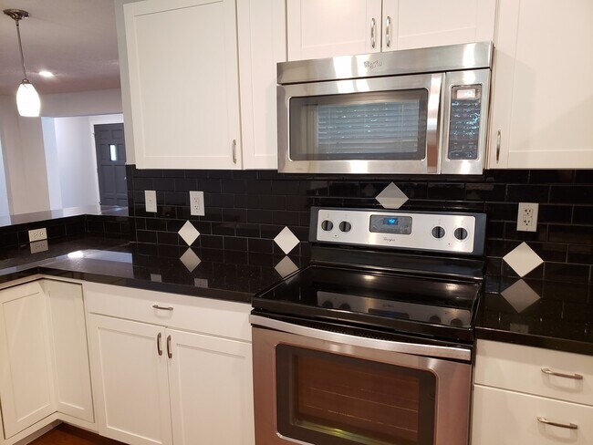 Building Photo - Granite Counter Tops w/ Open Floor Plan in...